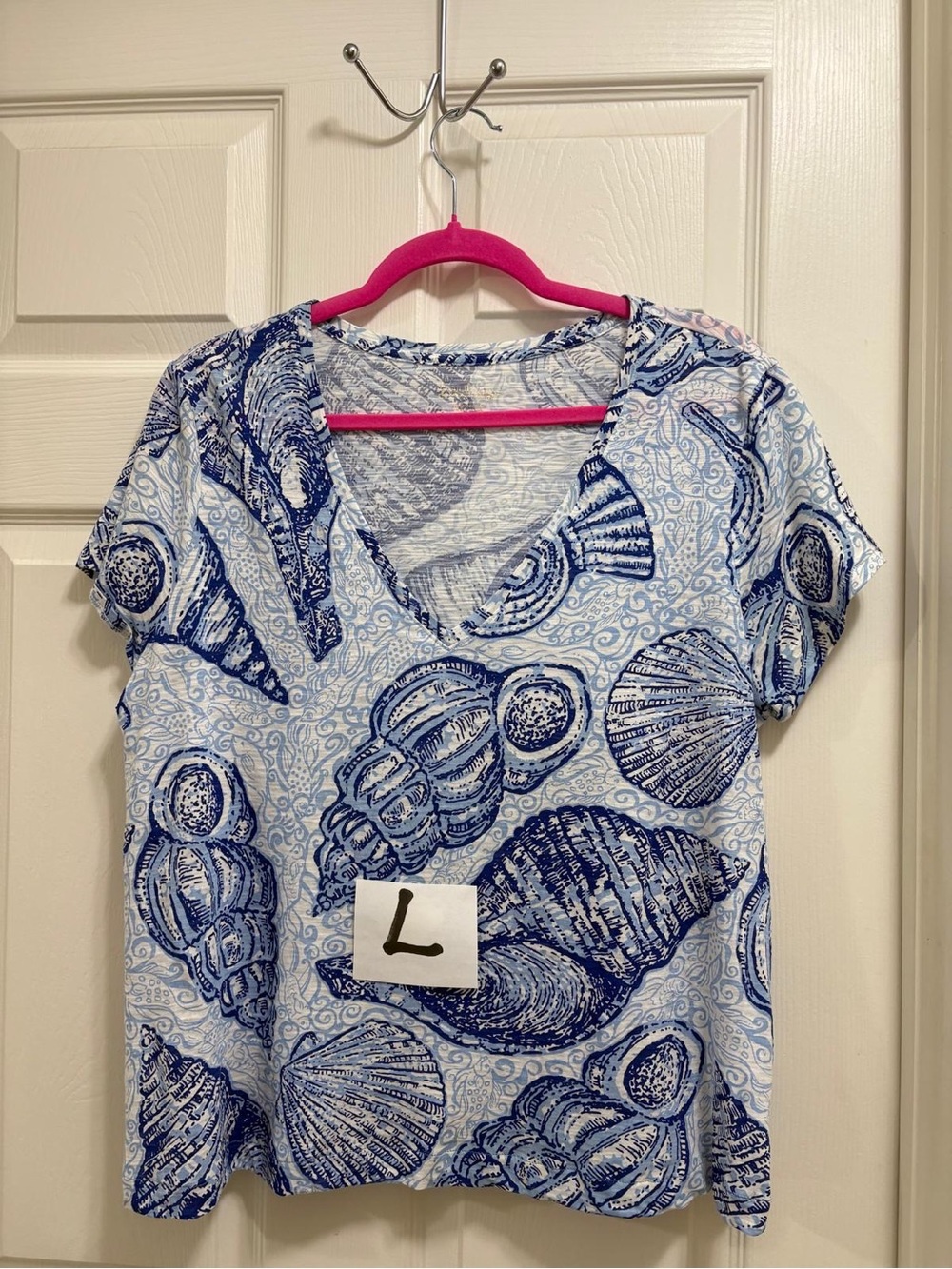 Lilly Pulitzer Etta V-Neck Tee L Shell We? Blue White Seashell Print Top